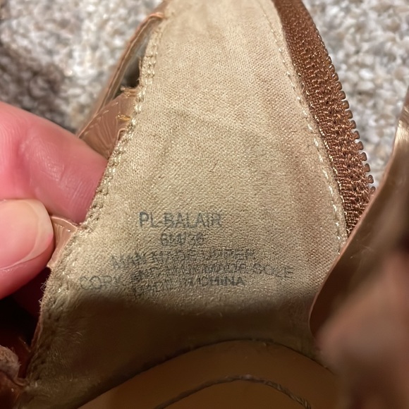 BCBG size 6 gladiator sandals fits like 6.5 brown & black pair black never worn - Picture 7 of 8